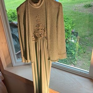 Elegant Green Knit Dress with Floral Detail
